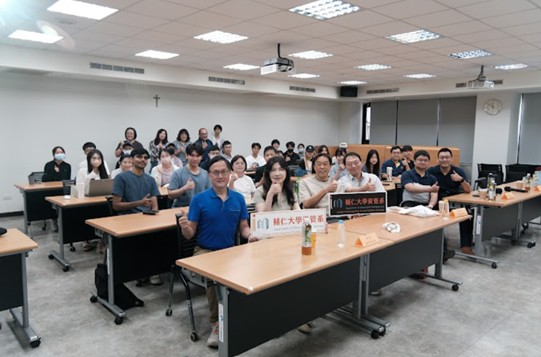 AI重寫人才成長路徑 鄭興教授蒞臨輔大談就業、教育與區塊鏈研究
