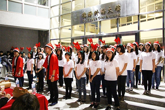 外語學院報佳音　學生運用所學演唱耶誕歌曲