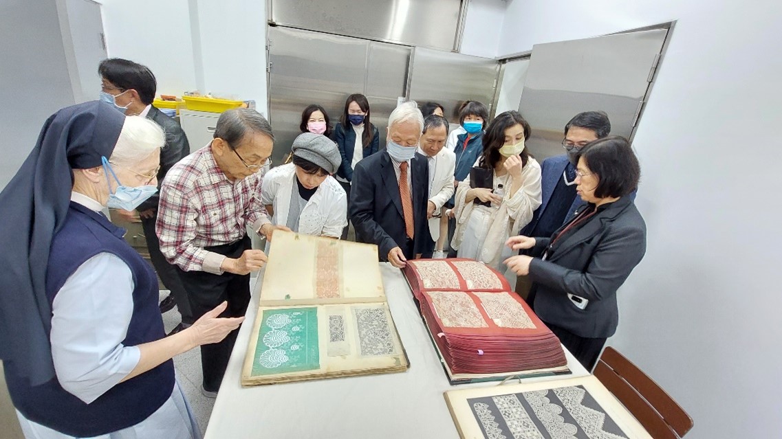 武東捐贈英國古董蕾絲 輔大織品傳承百年工藝