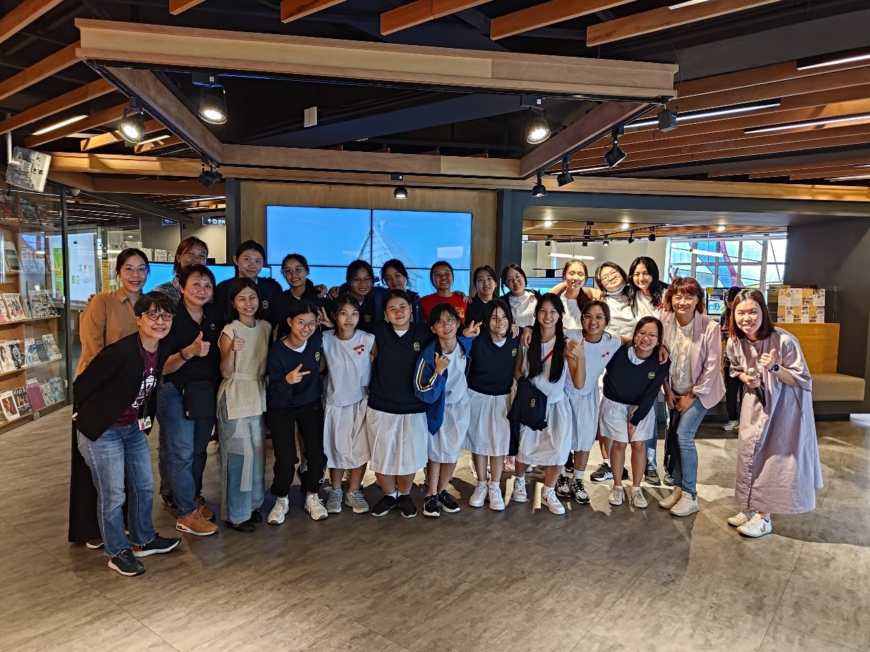 新加坡二所中學相繼來訪，中文系熱情接待