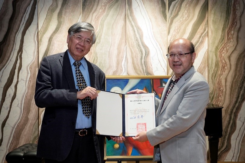 Alumnus and Artist Lin Chun-yuan Gifts Indigenous-Inspired Art to FJCU