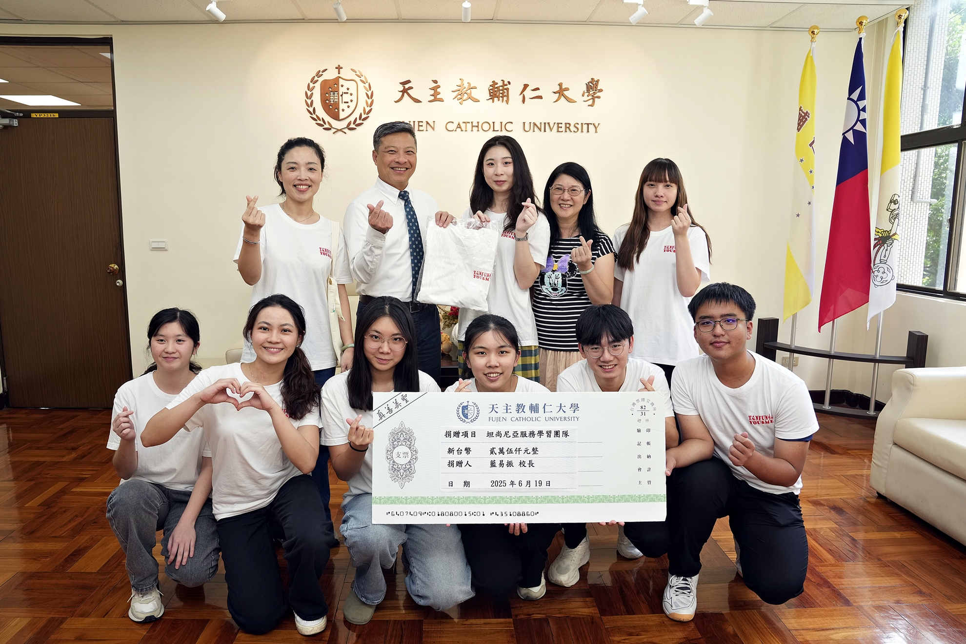 校長慷慨捐助愛心啟程 誠邀企業攜手共助 坦尚尼亞與蒙古服務學習團隊 播撒希望種子