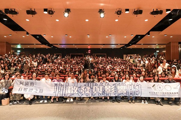 阿滴返校開講 談輔大的啟發與自媒體創作之路