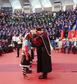 輔大１０３學年度畢業典禮 「蔬果」布置成吸睛交點