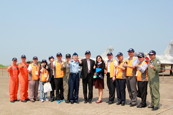 輔大領隊參訪空軍基地 幻象機華麗展演