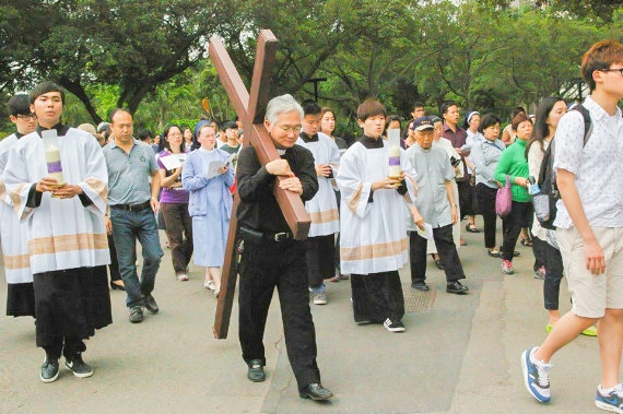 復活節「拜苦路」 紀念耶穌之死與復活