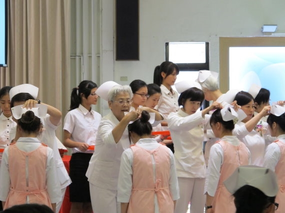 輔大護理系加冠典禮 新一批白衣天使誕生 輔大護理系加冠典禮 新一批白衣天使誕生