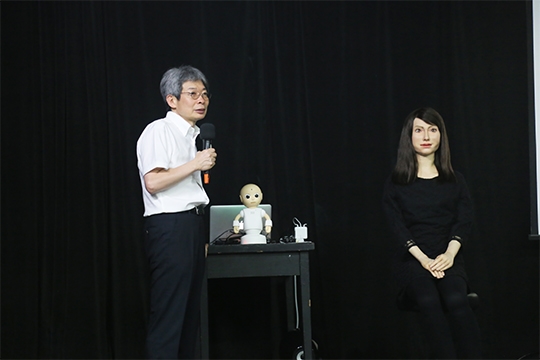 日本導演平田織佐來輔大 演繹人形機器人劇場