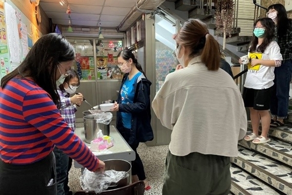 學生宿舍滿滿過節氛圍 聖誕&冬至湯圓會及臘八粥結緣 給住民暖烘烘的關懷