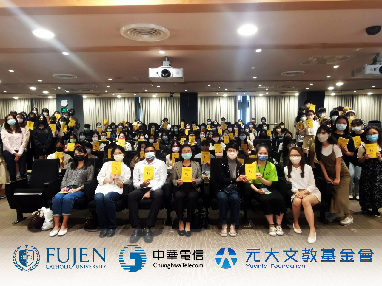 FJCU tutors devote themselves to online tutoring of students in rural areas in T