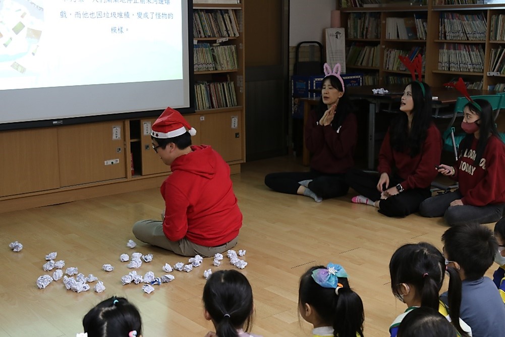 Interdisciplinary College visits Kindergarten