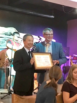 本校德語語文學系羅燦慶教授獲德國在臺協會頒贈德台友誼獎章