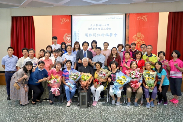 Heartwarming ‘Graduation Ceremony’ for 24 Retiring Staff; VP Yuan: FJCU Will A