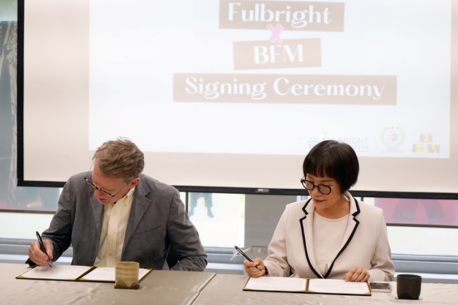 FJCU’s College of Fashion and Textiles Signs Scholarship Grant with Fulbright i