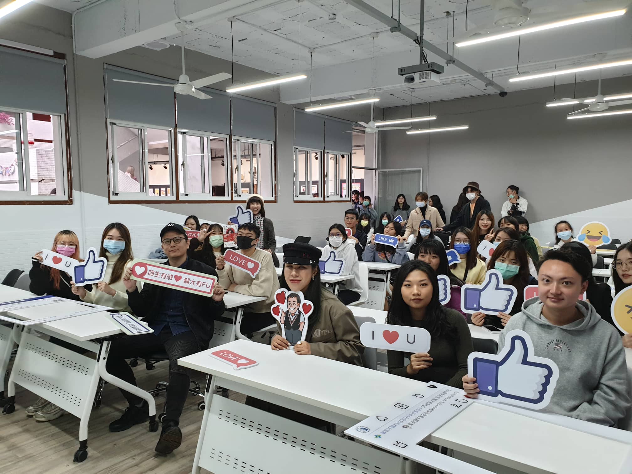 丹妮婊姐與部長合體演講 見輔大優化空間直呼學生真幸福!