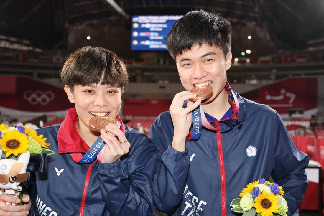 ‘Golden Pair’ Cheng I-ching, Lin Yun-ju Bag 2020 Tokyo Olympics Bronze Medal f