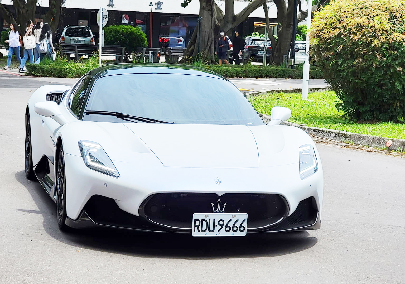 義文系「義酒義食」文化饗宴    全台唯二Maserati千萬元跑車爭艷