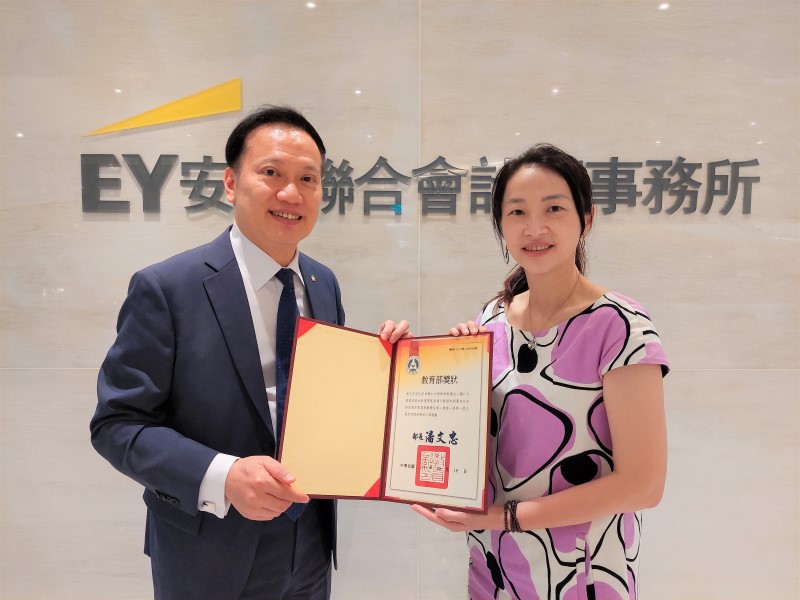 會計系傅文芳學長 大力支持母校多項發展 給予學弟妹實習機會