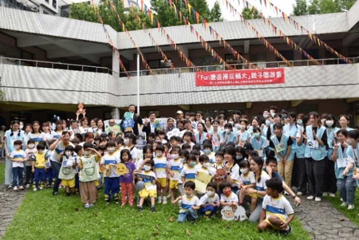 輔幼中心「Fun膽逗陣玩輔大」親子園遊會， 結合輔大系所和國際文化元素，熱鬧登場