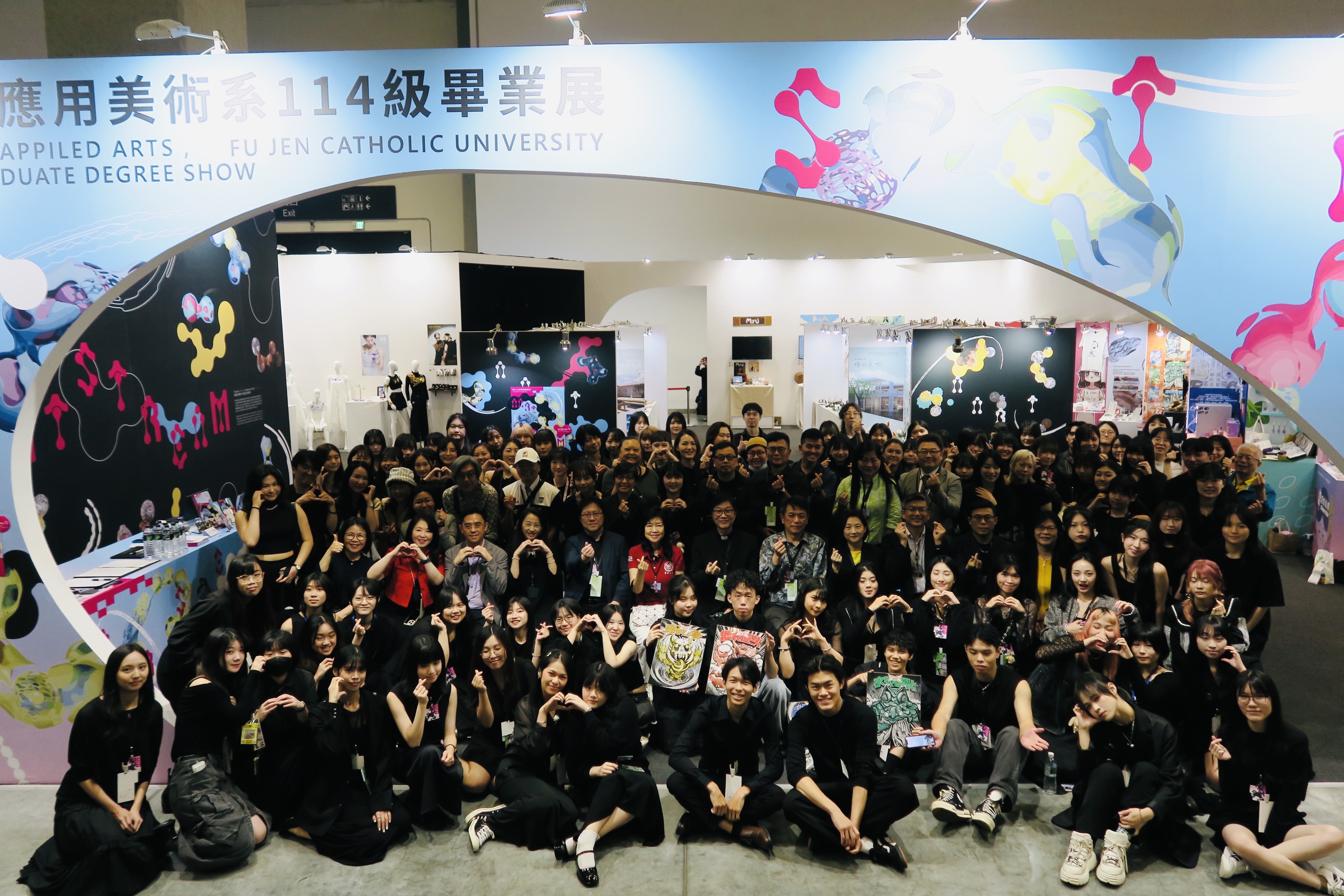 輔大創校百年畢業展演活動報導｜輔仁大學應用美術學系第114級畢業展盛大開幕