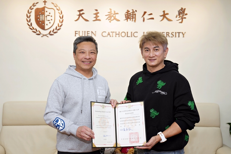 吳奇隆旋風回母校！領取傑出校友獎座 親切展現親和力