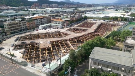 附設醫院工程持續地下二樓梁柱模板組立