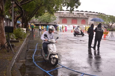 風雨無阻「駕照成年禮」 校園宣導交通安全觀念